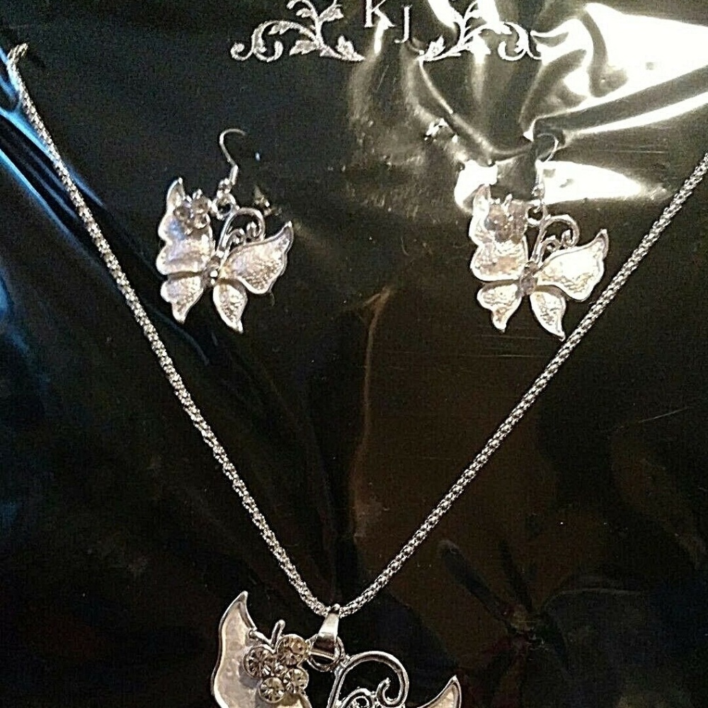 NWT 3 pcs Butterfly Pendant on Chain w/Matching Earrings NEW UNITED KINGDOM - Picture 6 of 6